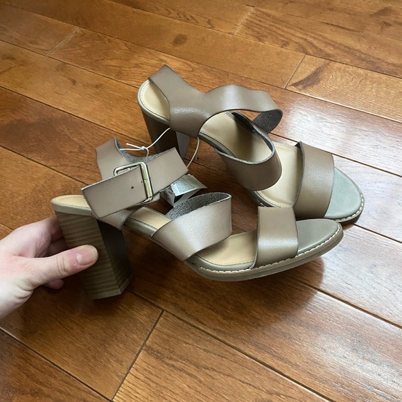 Old Navy Strappy Heels - size 9.5 - Picture 1 of 2